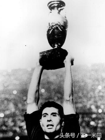 2016年欧洲杯金球奖金靴奖,历届欧洲足球金球奖得主捧杯图片