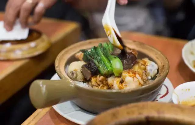 据说好的煲仔饭里的米饭啊,比肉还香!