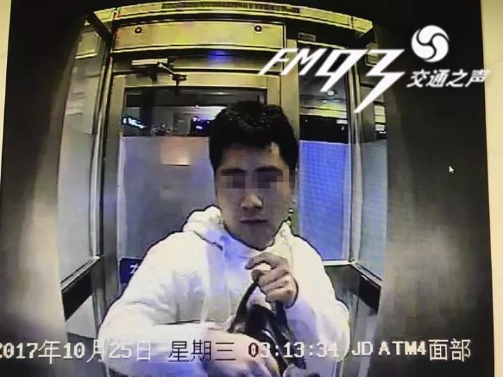 义乌男子买了8部iPhone8plus、7部三星，打一个电话扔一个！