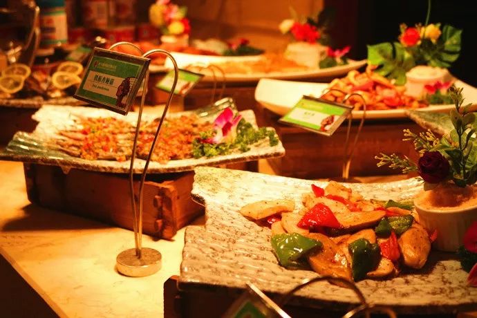 好吃的美食推荐三文鱼,红魔虾甜虾三文鱼刺身自助济南