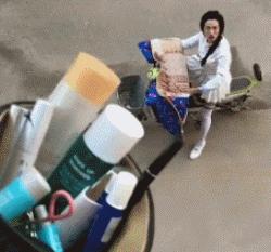 为什么我把车钥匙放在吧台上的时候,来的却是酒吧经理和保安呢