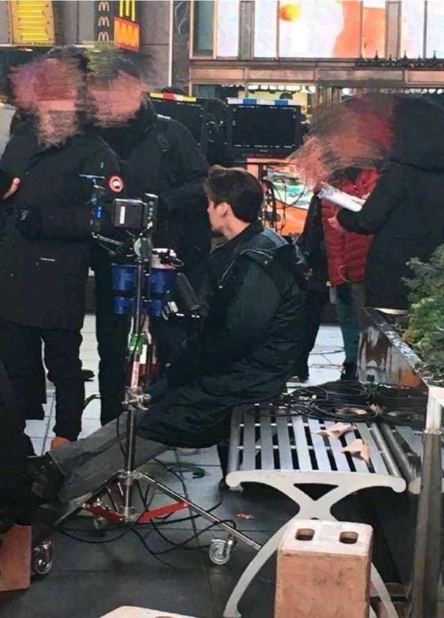 李易峰穿皮衣骑摩托车，现身纽约街头撩妹，粉丝直呼受到了暴击