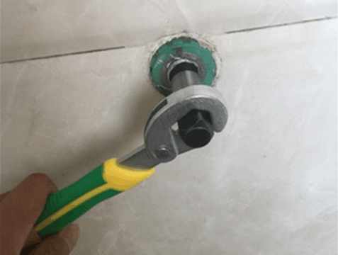 水龙头断了半截在孔里取出多少钱,水龙头角阀断在管里怎么修