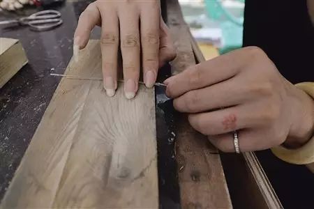 高薪的纪梵希offer和不赚钱的复古首饰，他选择了后者