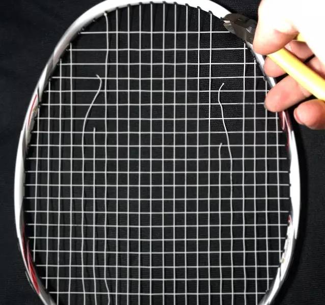 羽毛球拍断线后要立即剪线吗,断线羽毛球拍如何剪线