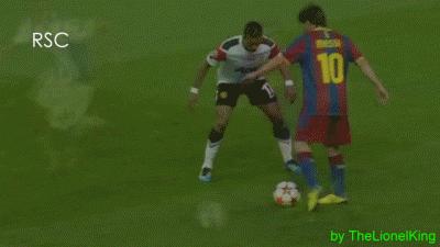 为什么很难防住梅西？因为梅西过人时的重心实在太稳了