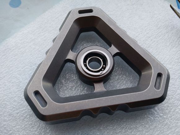 国外枪支配件企业不务正业，用枪支钢材做了一款指尖陀螺