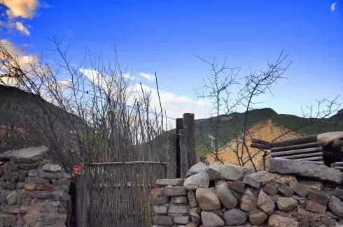 京西深山中的古村落苇子水村,京西无人居住的古村落