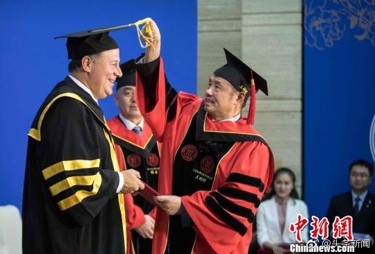 晨看*疆新**│算命结果不好她醉驾撞饭店玻璃；*疆新**成“消费万元户”