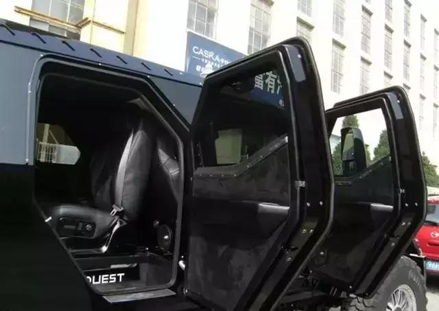 1500万的骑士十五世去洗车，洗车工直摇头：装甲车我们洗不了