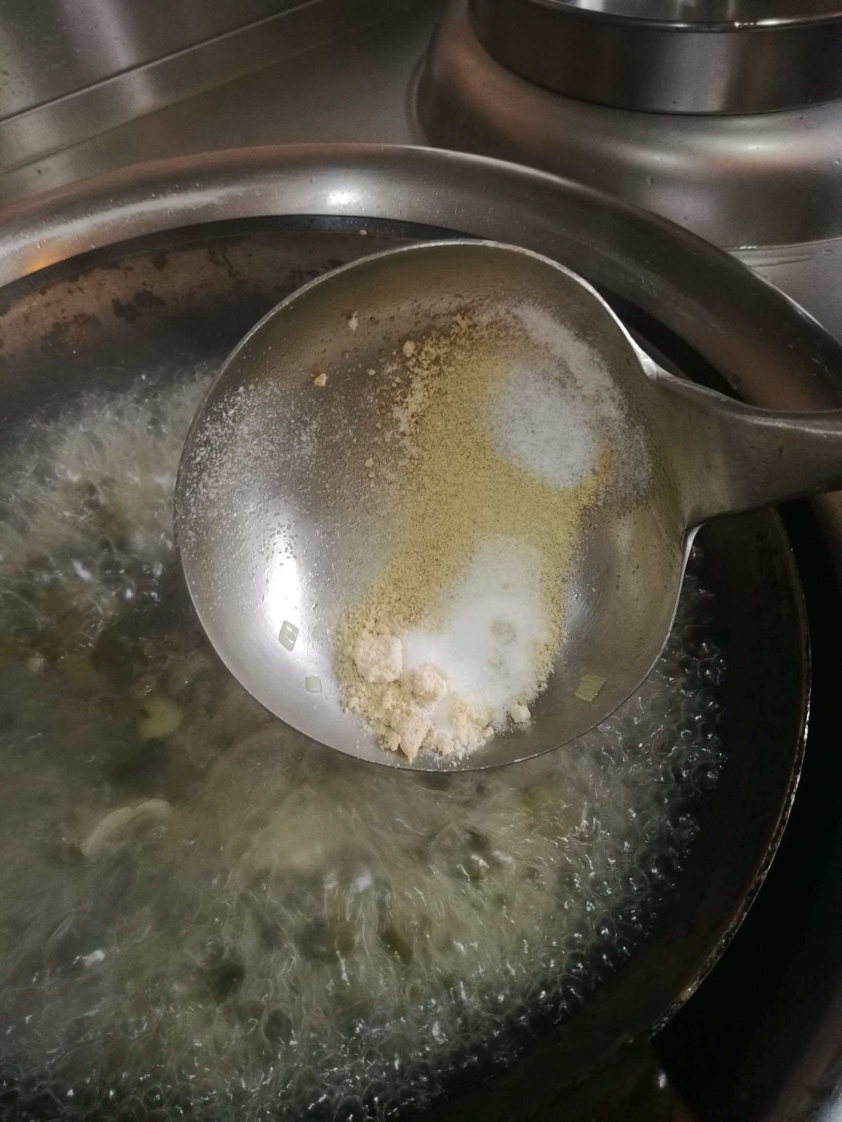 正宗酸菜鲈鱼的做法步骤视频,鲈鱼酸菜水煮鱼片的家常做法