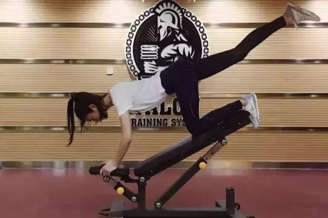 奚梦瑶摔跤对他造成的影响有多大,奚梦瑶维密大秀摔跤