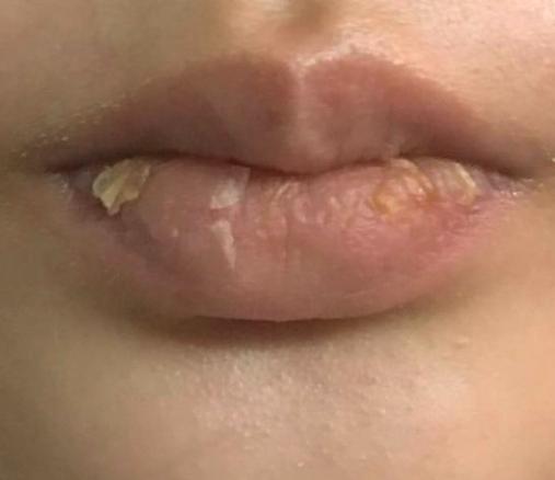 美女买了30元的口红,现在女生买二十几块的口红