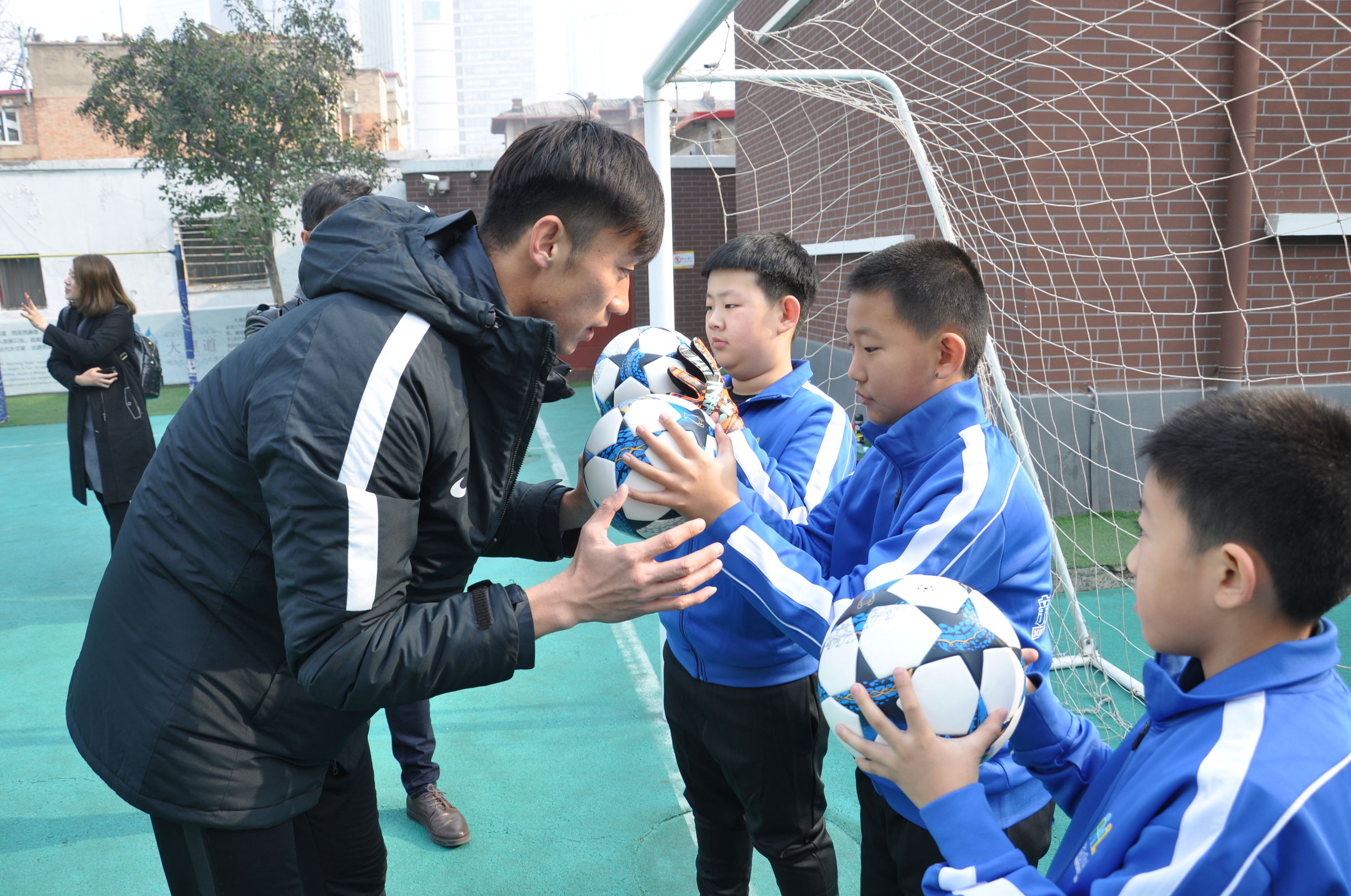 权健队长助力校园足球假期不停歇“一鹭陪伴”走进津门校园
