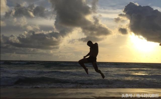 15岁离家追格斗梦小伙因伤退赛,90后悍将替补战世界第一格斗赛