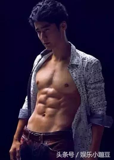 娱乐圈肌肉男神：鹿晗腹肌明显吴磊千玺竟然也有，吴尊的好害羞！