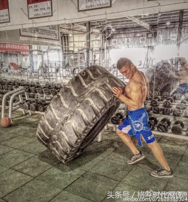 15岁离家追格斗梦小伙因伤退赛,90后悍将替补战世界第一格斗赛