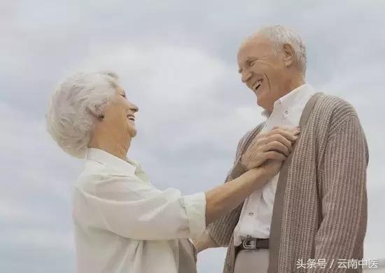 吃饭咬到舌头当心是生病前兆,老人吃饭经常咬到舌头是什么原因