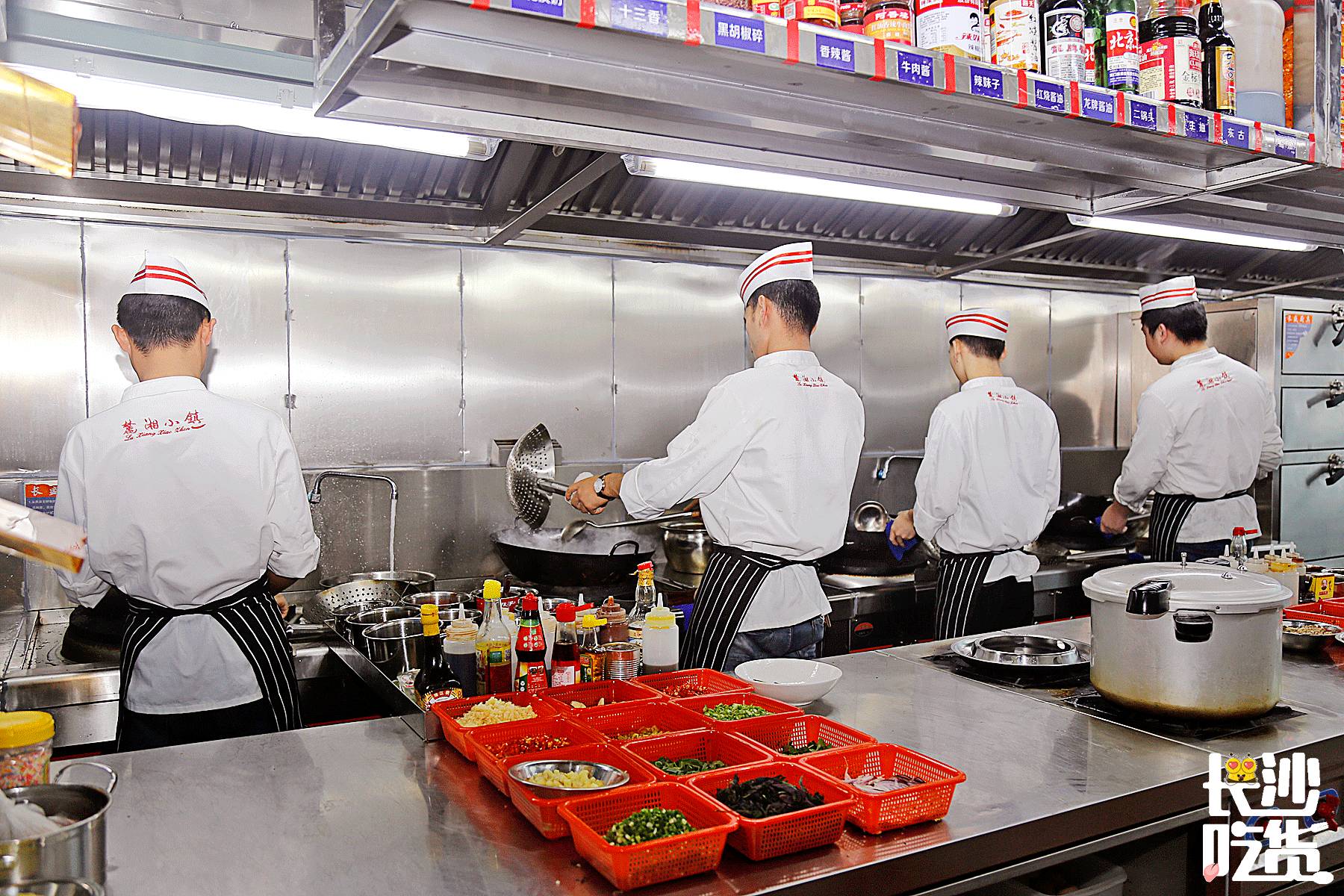 这家店竟凭借颜值和口味，竟然稳做湘菜界的精致女神十年！