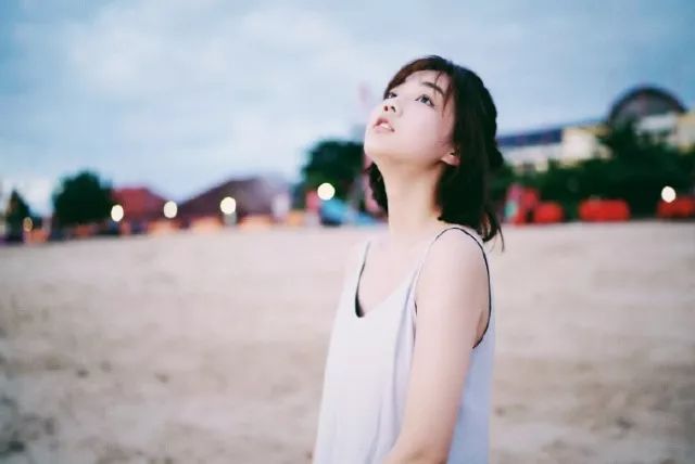 和摄影师谈恋爱是什么感觉？你在窗边看风景，TA拿手机打王者