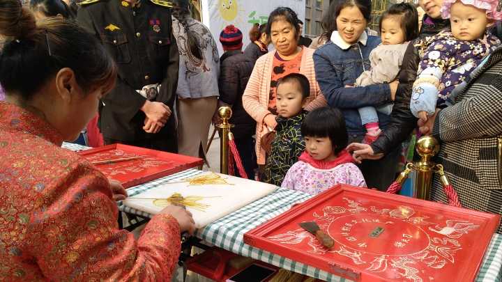 传统的糖画手艺小朋友们超喜欢,又好看又好吃的糖画
