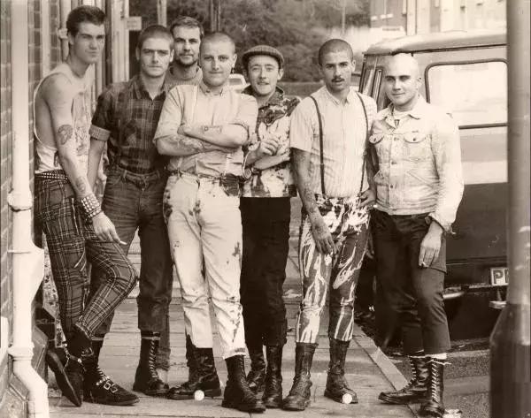 这双靴子一旦穿上就会“中毒”