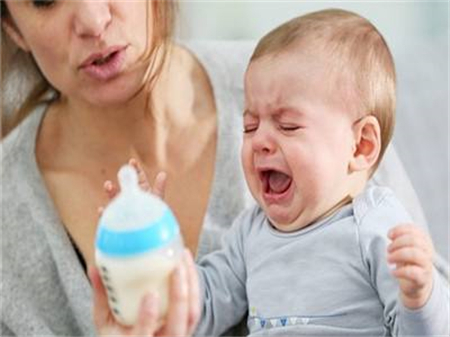 宝宝多大不用拍嗝不会胀气,如何正确给宝宝拍嗝防吐奶