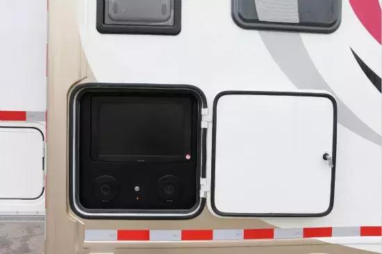 有车有房更有家人的陪伴,有床有车有油还可以烤菜的房车