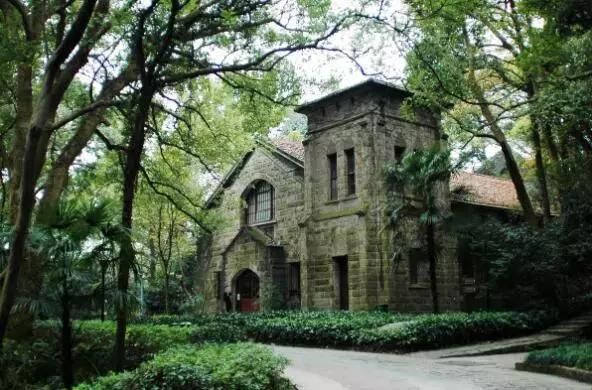 借得一把西湖伞，莫负江南雨一蓑