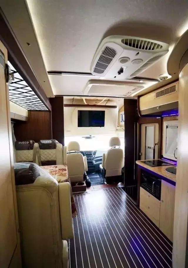 售价百万？大厨房+大床铺！配置奢华！这是你要的旗舰依维柯房车