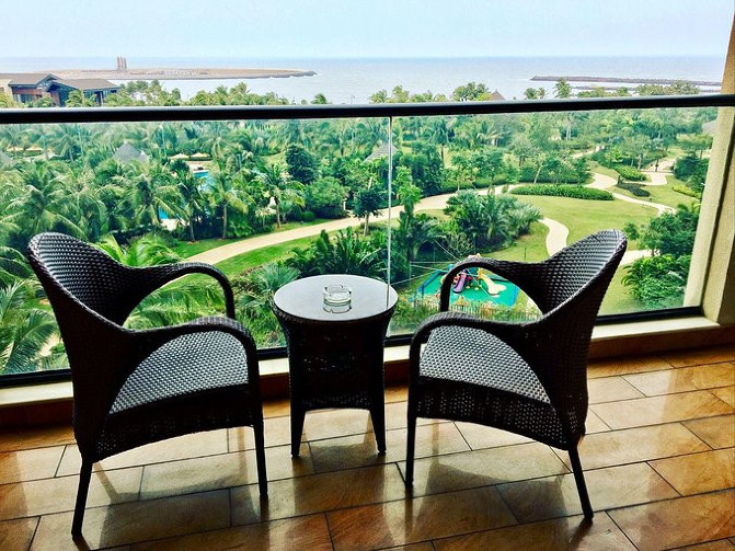 邂逅美丽椰城海口自由行攻略,海南岛自驾游摘椰子