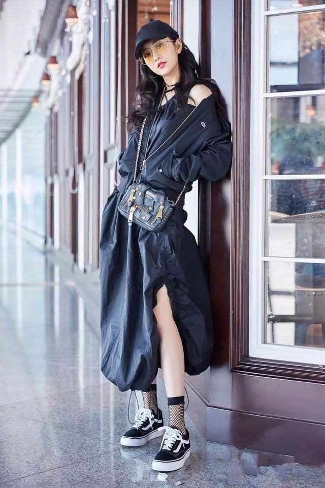 周冬雨同款白色袜子,周冬雨穿袜子教程