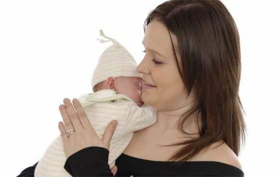 新生儿出生抱给家属,新生儿出院谁抱回家合适