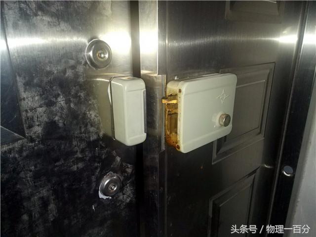 小偷是怎么打开反锁的防盗门,小偷智能密码防盗门怎么打开