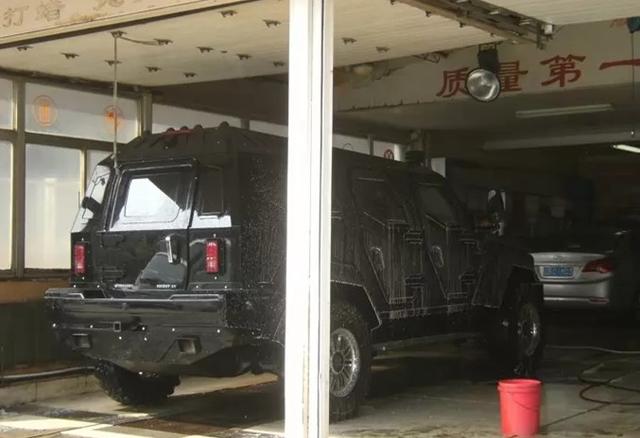 傻傻分不清！这辆1500万的越野车太过霸气，吓退洗车工
