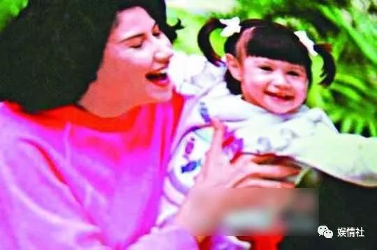 被骗八千万,被得意门生告,送丈夫跑车致其丧命,农场养鸭了余生