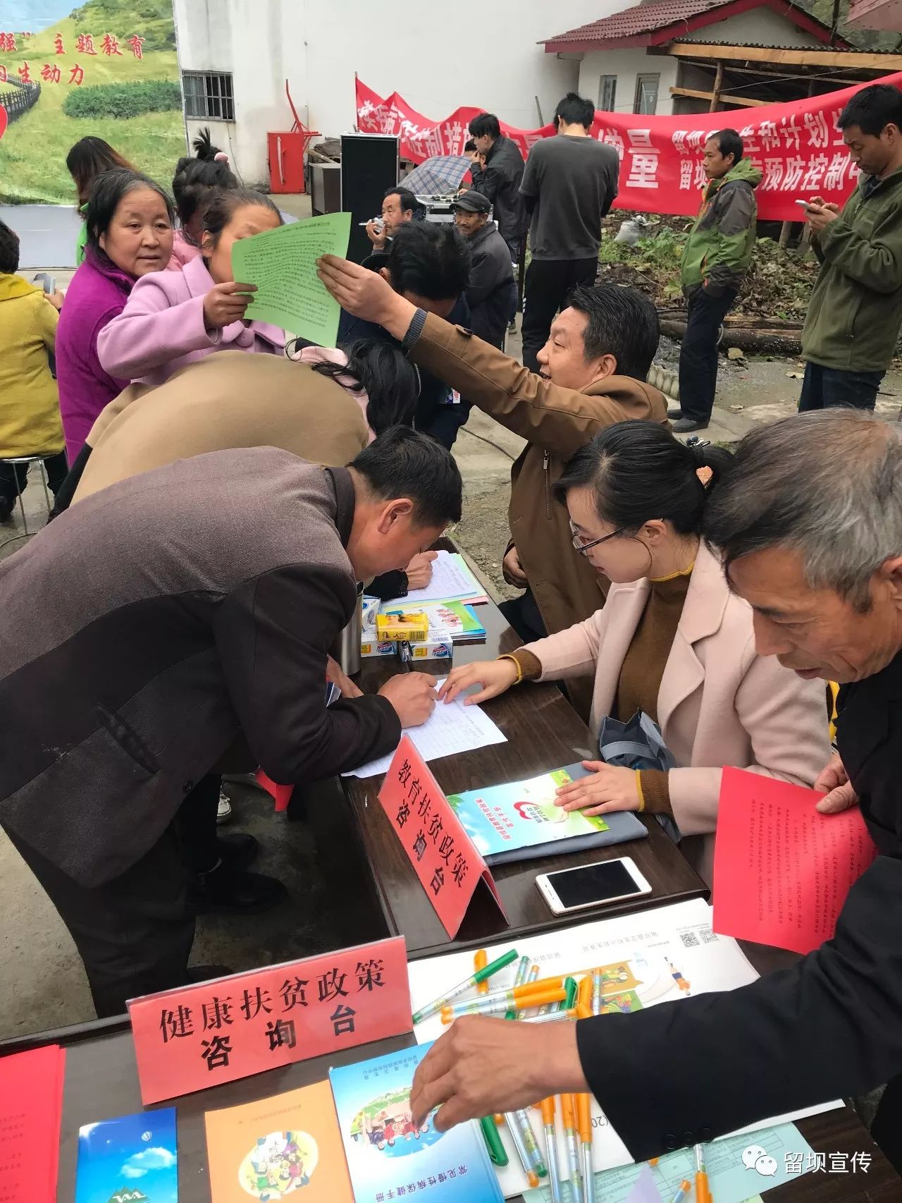 开展贫困户自信自强感恩宣传活动,扶志扶智激发群众脱贫内生动力