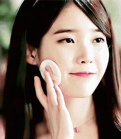 神奇安瓶算是目前最火的网红,珀莱雅保龄球安瓶拔草