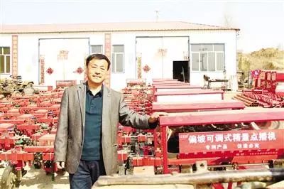 “土专家”发明偏坡精量点播机