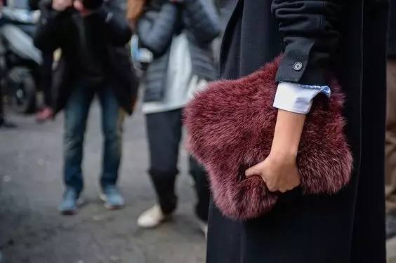 冬天的包包没点毛还能叫时髦?