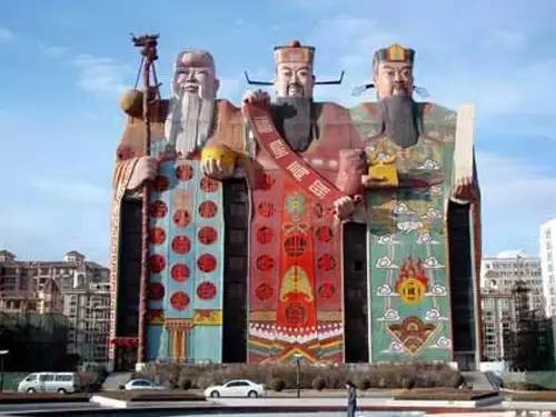 这是艺术？|美院学生让花坛“长”娃娃寓意破土而生？多少人的审美观崩塌了