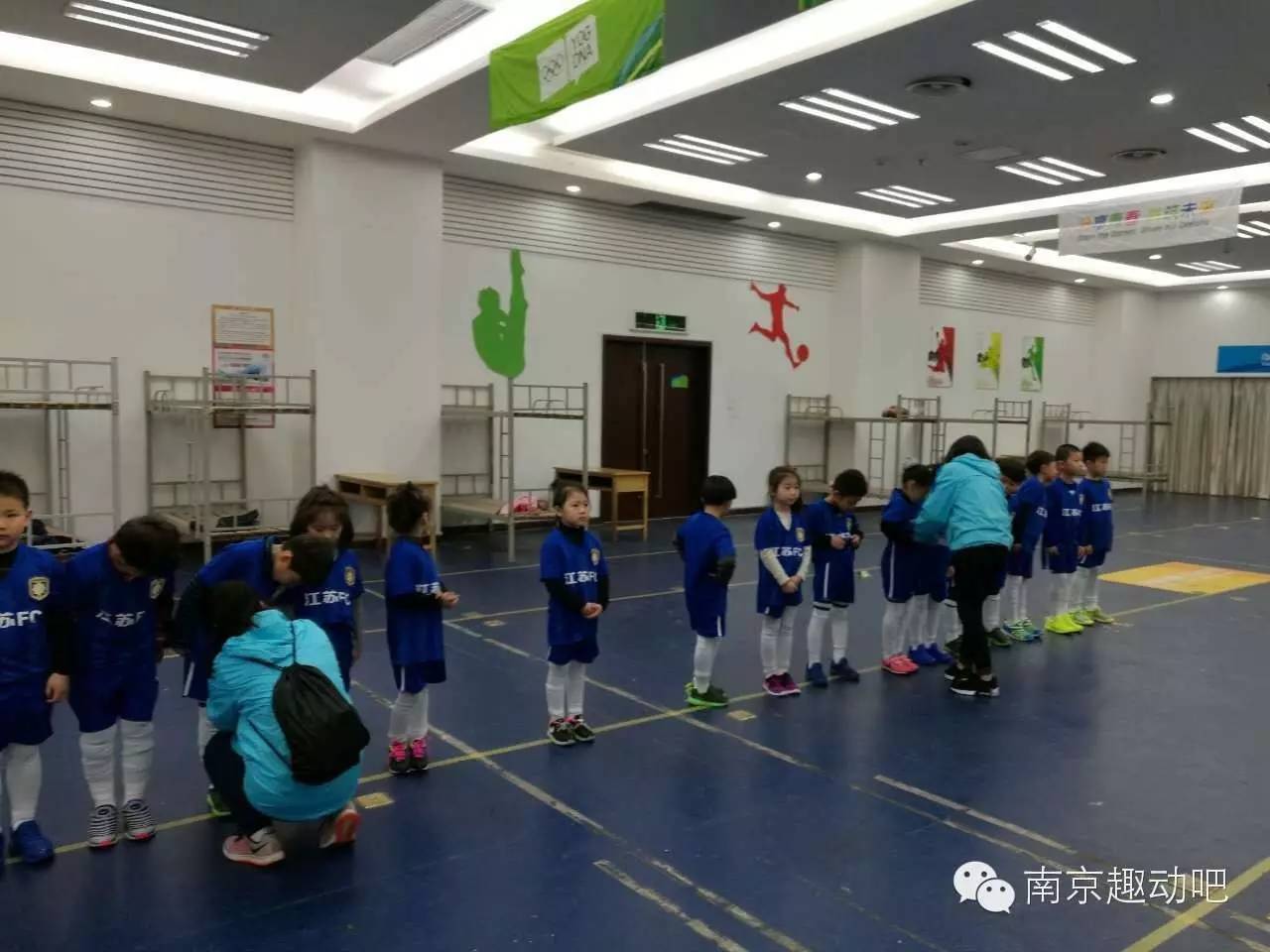 风雨无阻，苏宁小球童自信上岗！然而上岗前居然发生了这样的事