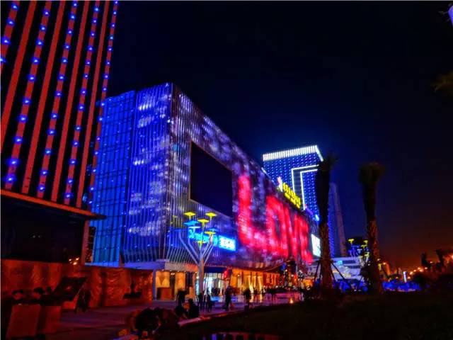 逛街购物的人少了,现在逛街的人越来越少了