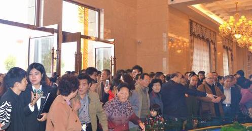 售楼部被砸后续报道,深圳一楼盘售楼处被挤爆