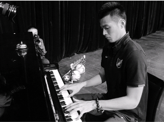 苏宁新宠踢实况爱用拉米雷斯！首秀无憾，5000万先生熊抱一人