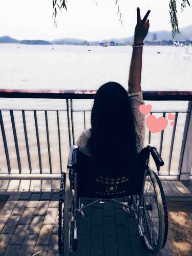 产后大把掉头发是什么原因引起的,产后头发剪短可以缓解掉头发吗