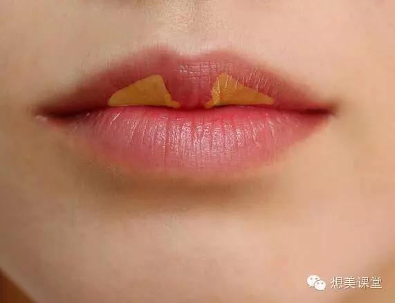 不用整形也可以轻松拥有M字唇啦！