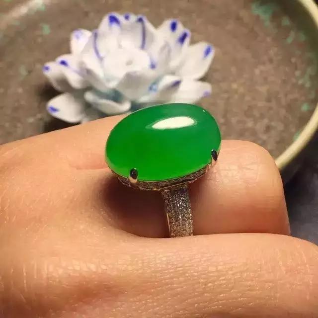 翡翠的翠性特征是显什么颜色的,翡翠翠性怎么观察