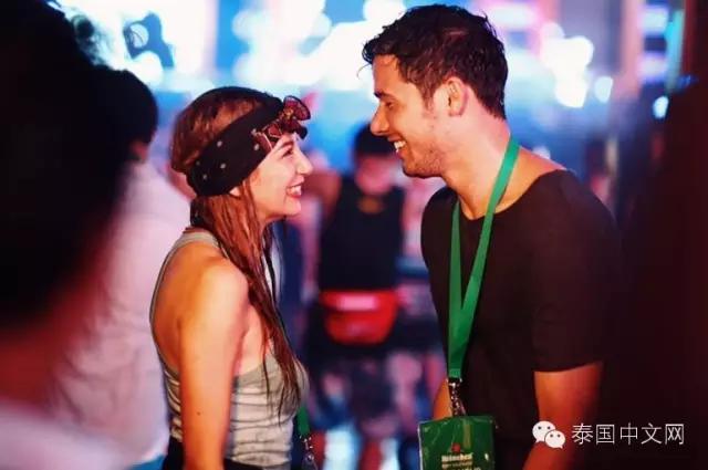 泰国泼水节中国游客,万人空巷的泰国泼水节