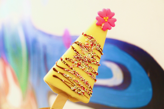 拿着蛋筒冰淇淋视频,手拿冰淇淋原视频